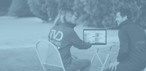 Annika Fels am Laptop mit Blaufilter