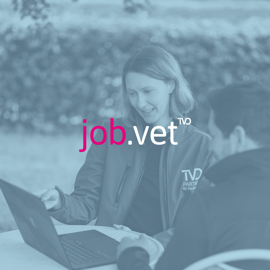 Frau berät Mann am Laptop mit Blaufilter, Logo von job.vet im Vordergrund